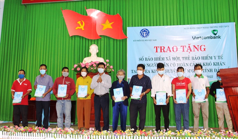 Tặng sổ Bảo hiểm xã hội, thẻ BHYT cho người dân có hoàn cảnh khó khăn tại huyện Cư M’Gar