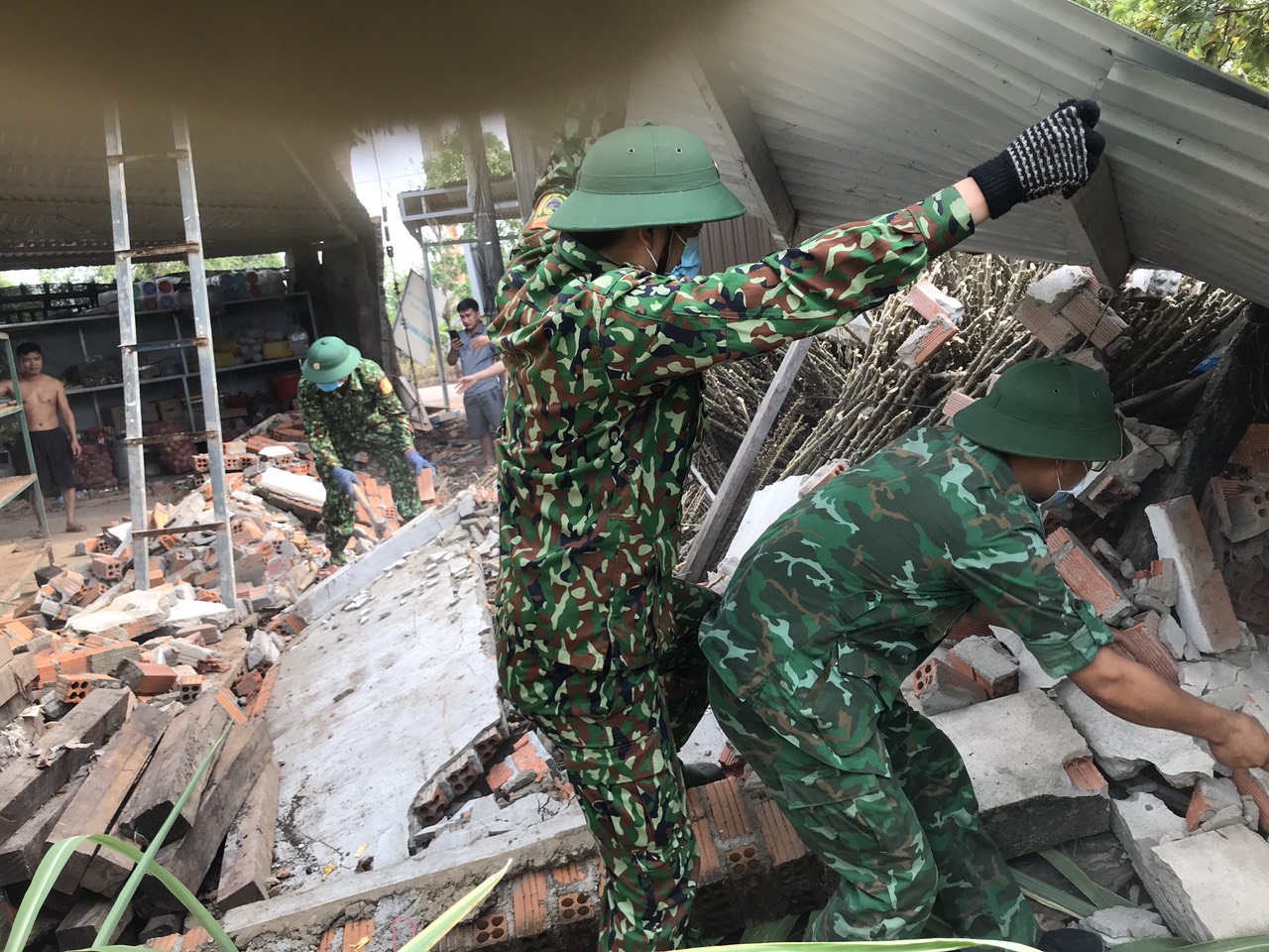 Giúp dân khắc phục hậu quả thiên tai trên địa bàn xã Ia Lốp