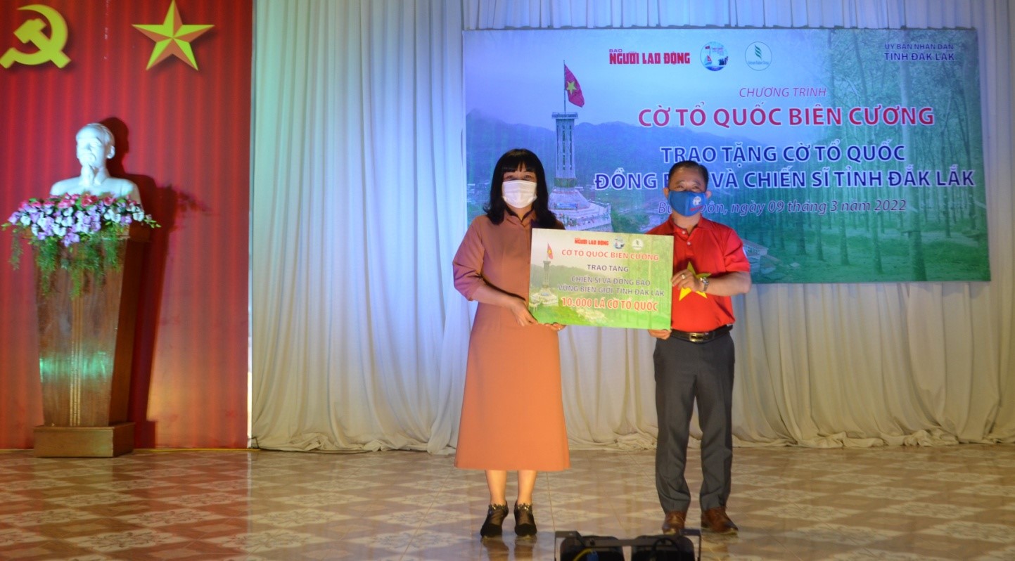 Donating 10,000 national flags to citizens and soldiers in Dak Lak Province