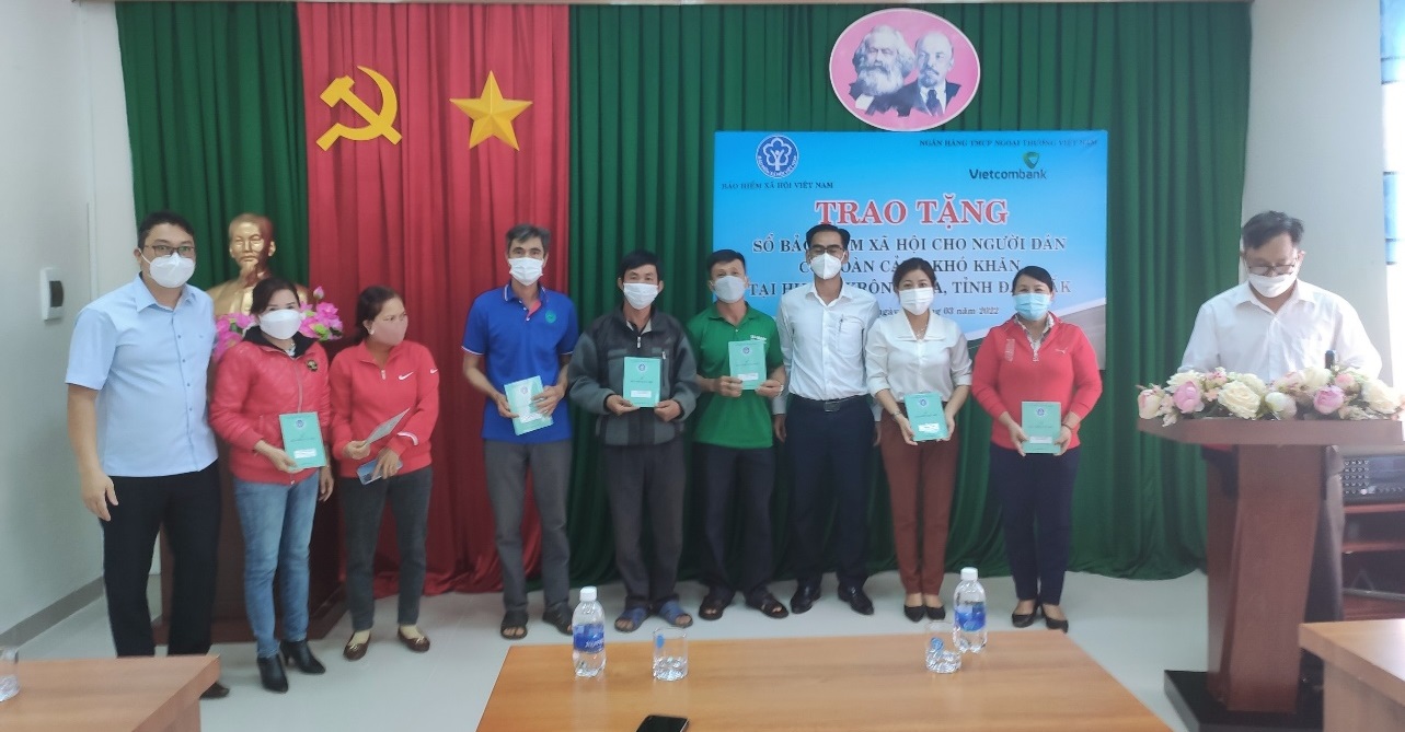 Tặng sổ BHXH cho Nhân dân trên địa bàn huyện Krông Ana