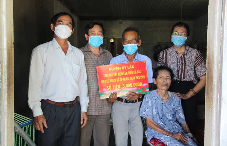 Huyện ủy Lắk trao kinh phí hỗ trợ hội viên khó khăn