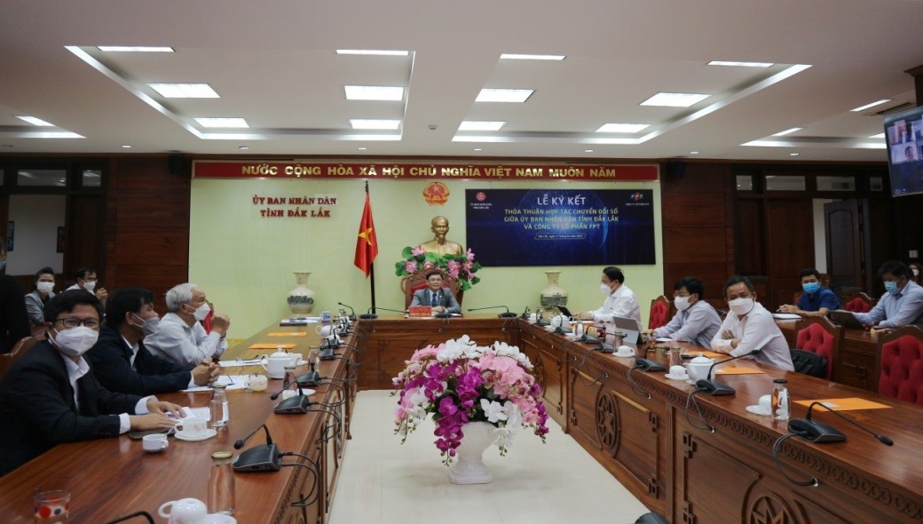 Signing the cooperation agreement program on digital transformation in the 2022 - 2025 period between Dak Lak Province and FPT Corporation
