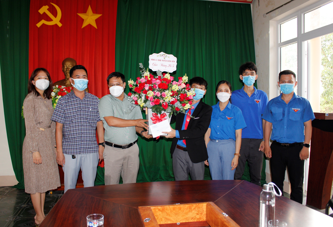 Lãnh đạo huyện Buôn Đôn thăm, chúc mừng Huyện Đoàn nhân Ngày thành lập Đoàn TNCS Hồ Chí Minh 26/3