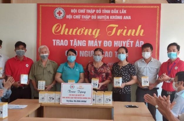 Tặng máy đo huyết áp cho người cao tuổi có hoàn cành khó khăn