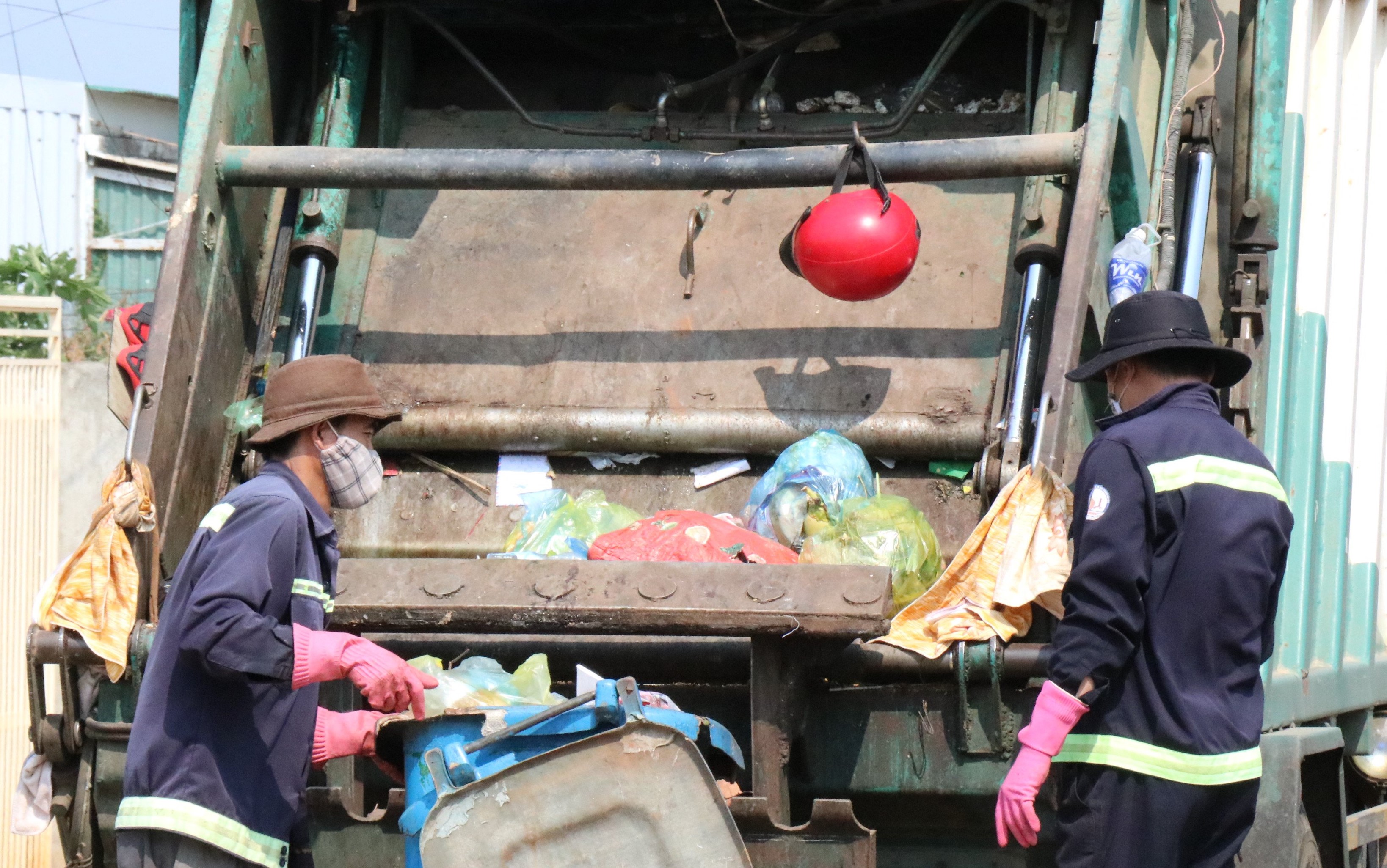 Khó khăn trong công tác thu gom, xử lý rác thải lây nhiễm từ F0 điều trị tại nhà