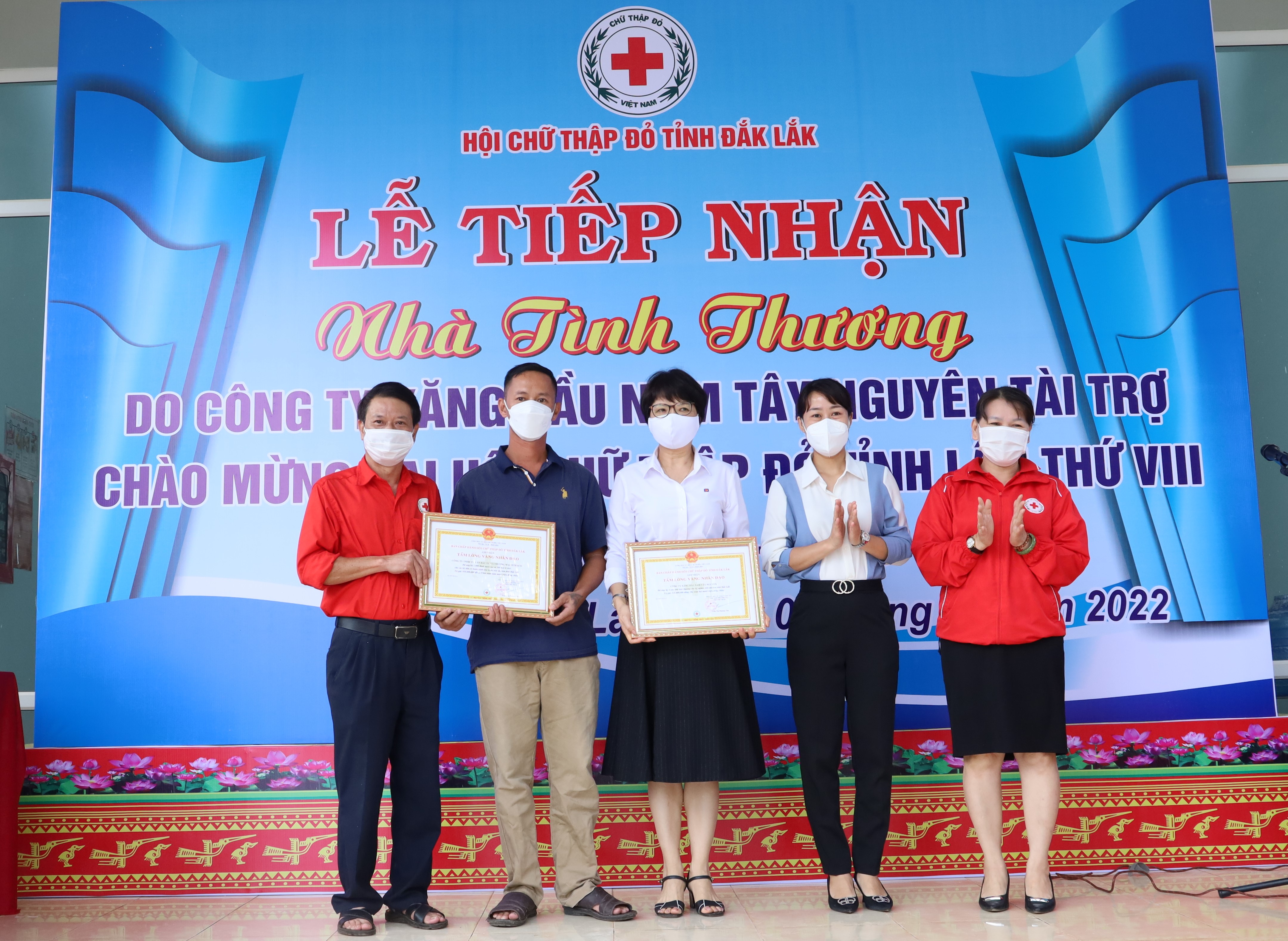 Hội Chữ thập đỏ tỉnh tiếp nhận ủng hộ của các doanh nghiệp cho người nghèo