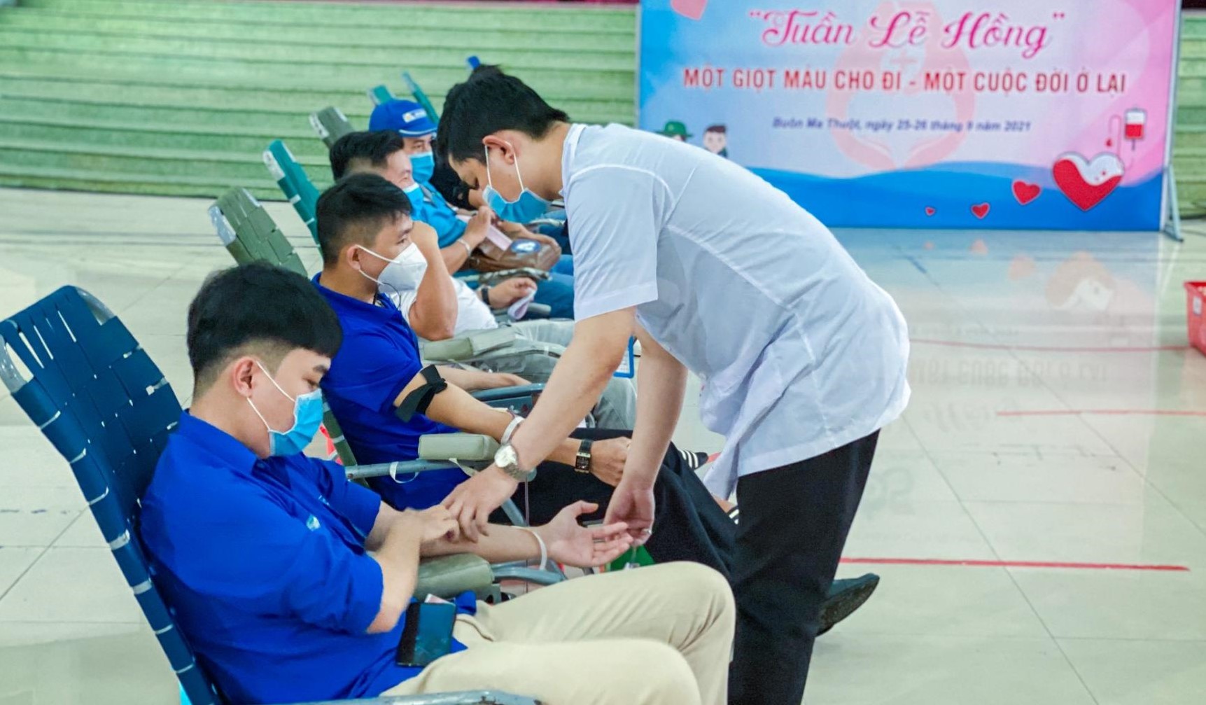 Khan hiếm nguồn máu dự trữ phục vụ cấp cứu và điều trị