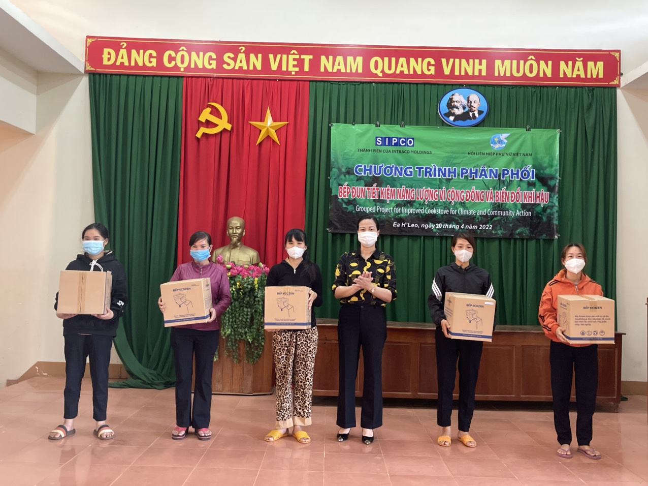 Trao bếp đun tiết kiệm năng lượng “Vì cộng đồng và biến đổi khí hậu”