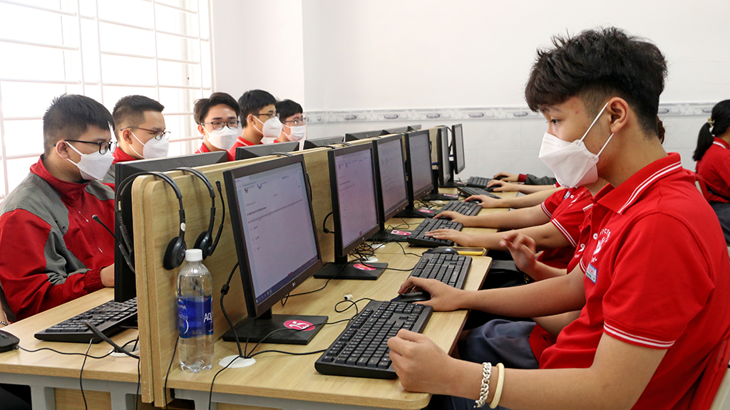 Launching the 2nd English Olympiad for students in Dak Lak Province in 2022