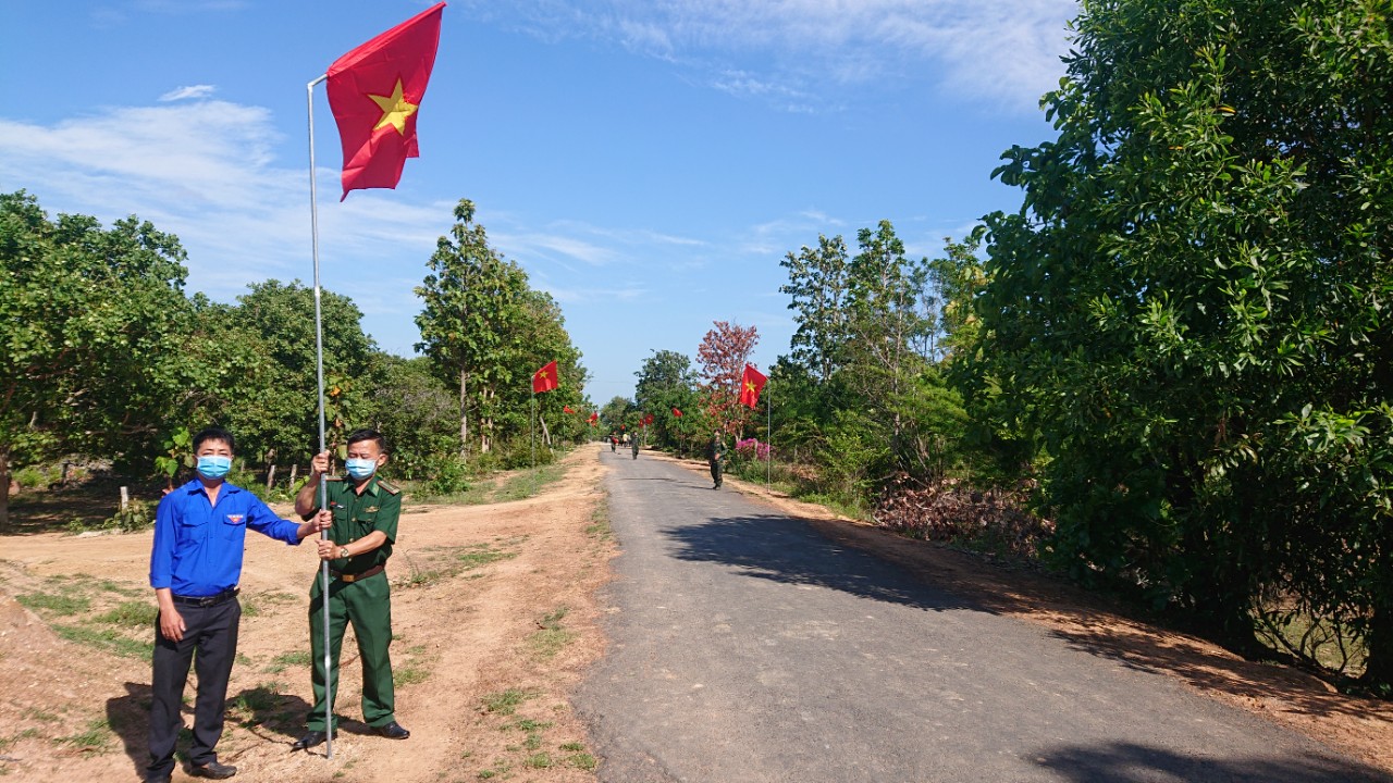 Xây dựng đường cờ Tổ quốc tại xã biên giới Ia Lốp