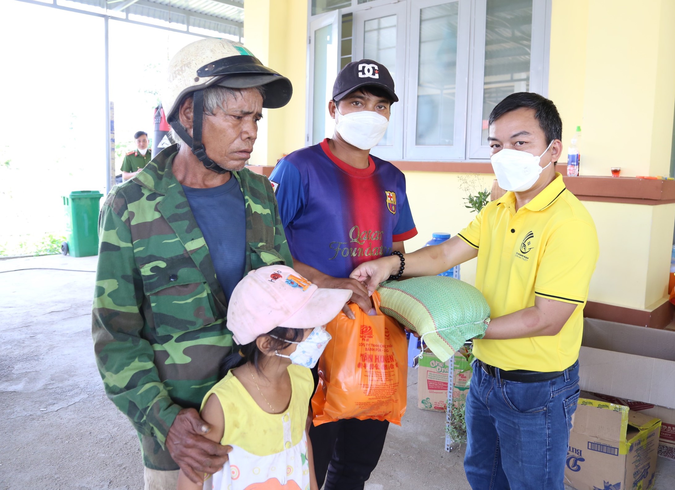 Trao tặng 70 suất quà cho người dân xã Ea Siên thị xã Buôn Hồ