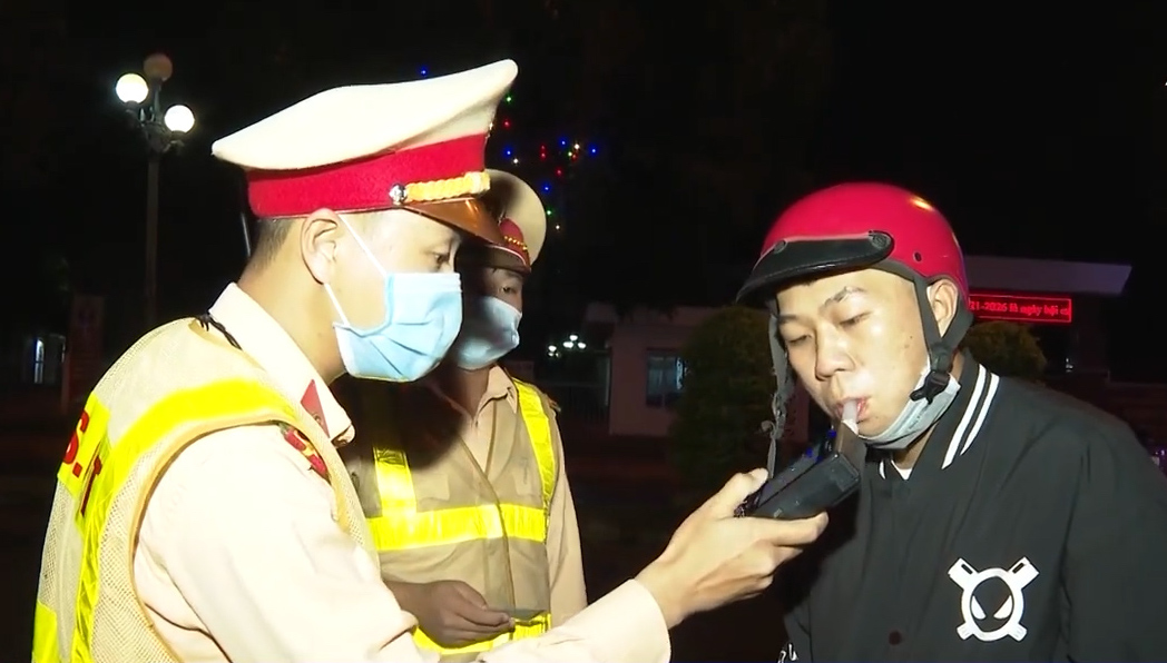 Kiểm tra nồng độ cồn gắn với an toàn, phòng ngừa lây nhiễm dịch Covid-19