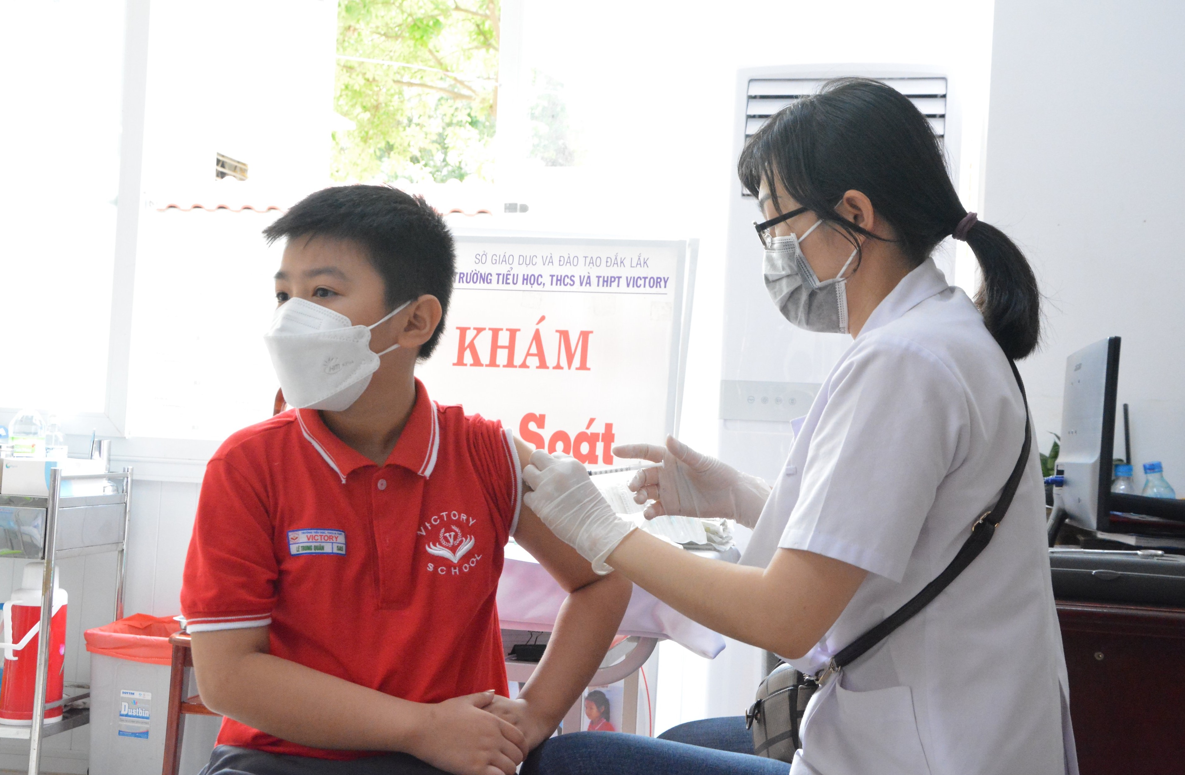 Thêm 279 trường hợp dương tính với SARS-CoV-2 và 1 bệnh nhân COVID-19 tử vong