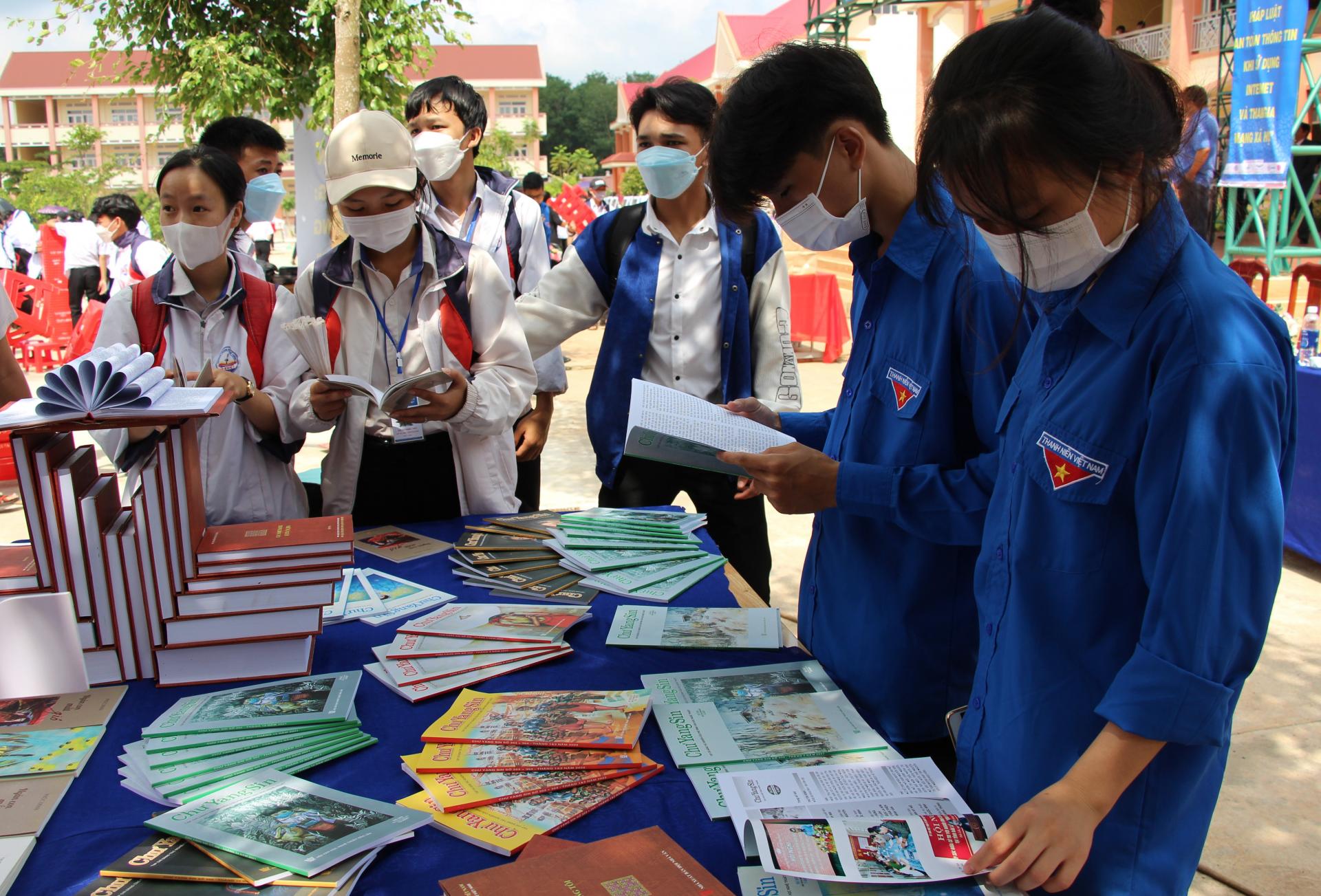 Chương trình “Sách và tuổi trẻ học đường”