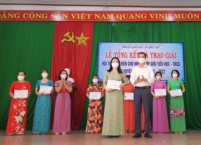 Huyện Krông Bông công nhận 64 viên chủ nhiệm giỏi bậc Tiểu học - THCS năm học 2021-2022