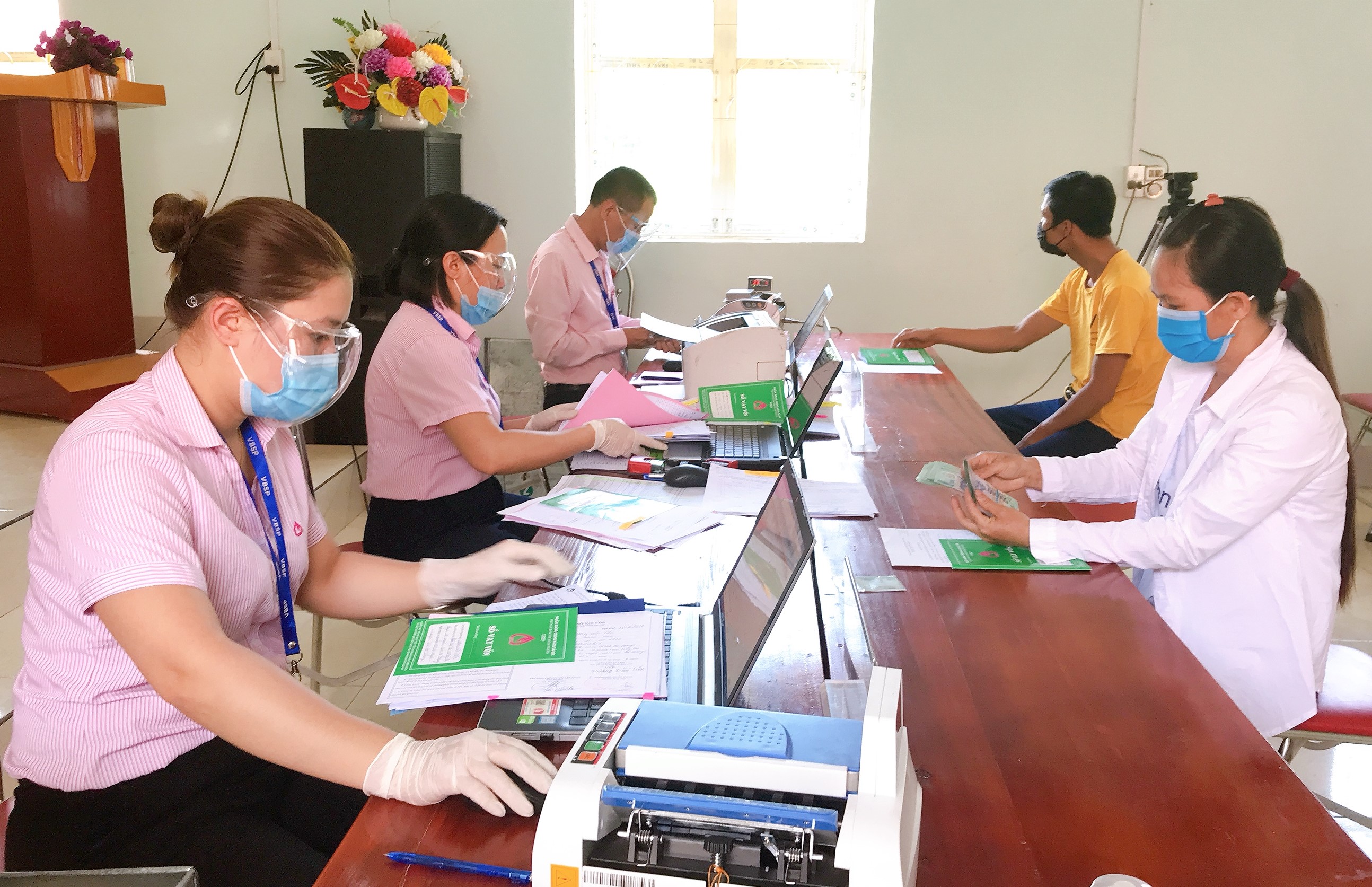 Tiến hành giải ngân cho vay theo Nghị quyết số 11/NQ-CP