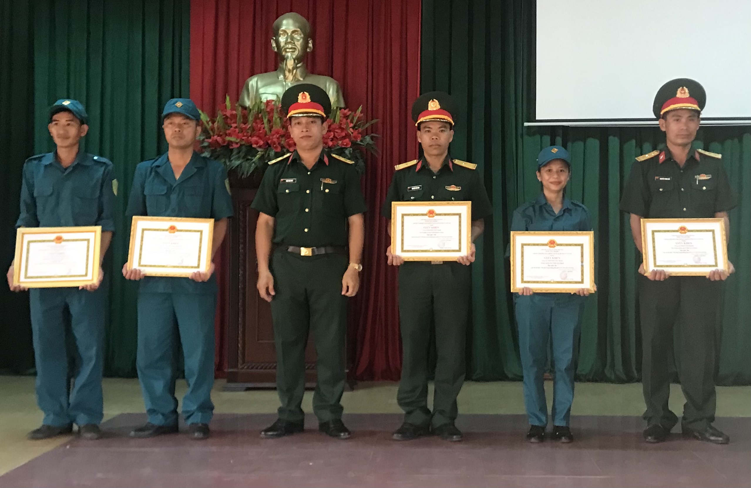 Trao giải cuộc thi “Viết tiếp truyền thống dân quân tự vệ Việt Nam anh hùng”