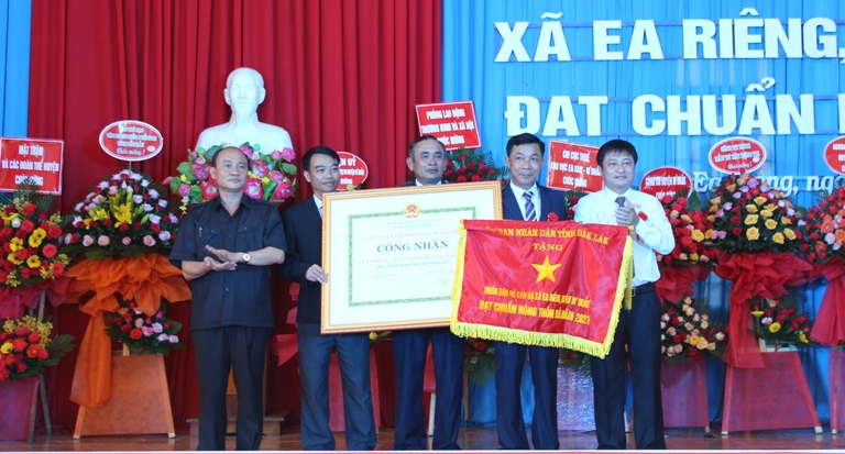 Lễ công bố xã Ea Riêng đạt chuẩn nông thôn mới