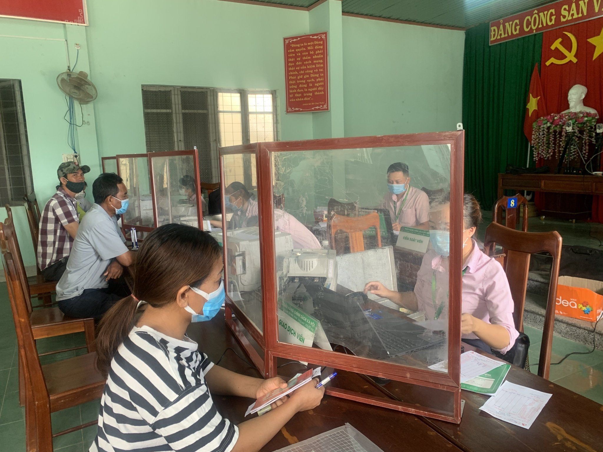 Ngân hàng Chính sách xã hội huyện M'Drắk ký kết hợp đồng tín dụng theo Nghị quyết số 11/NQ-CP