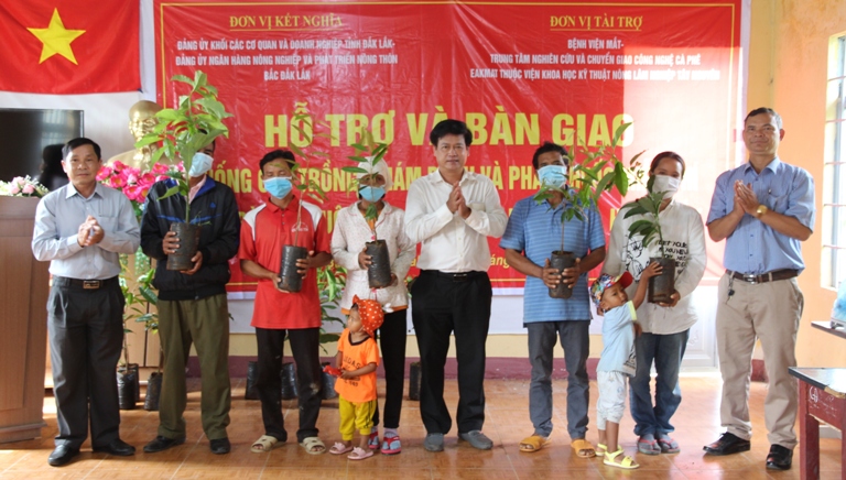 Tặng giống cây trồng và khám bệnh, phát thuốc tại buôn kết nghĩa