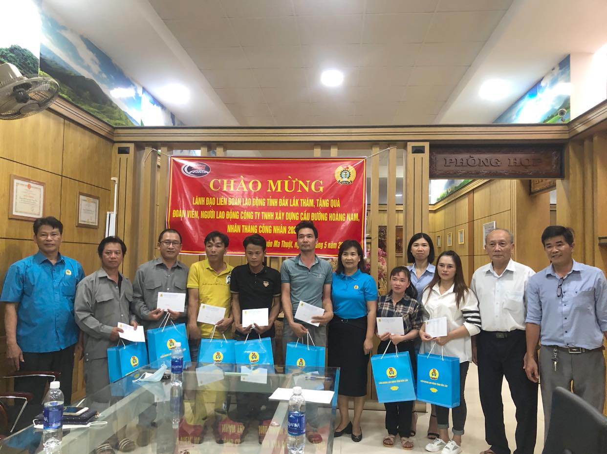 LĐLĐ tỉnh thăm, tặng quà cho công nhân có hoàn cảnh khó khăn nhân dịp Tháng Công nhân 2022