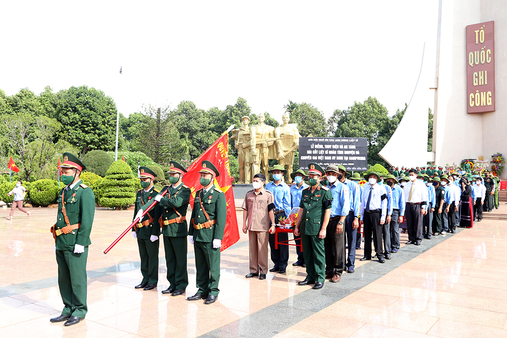 Đón nhận, truy điệu, an táng 15 hài cốt liệt sỹ quân tình nguyện và chuyên gia Việt Nam hy sinh tại Campuchia
