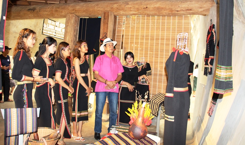 Khai mạc Triển lãm “Vẻ đẹp của Làng nghề Việt”