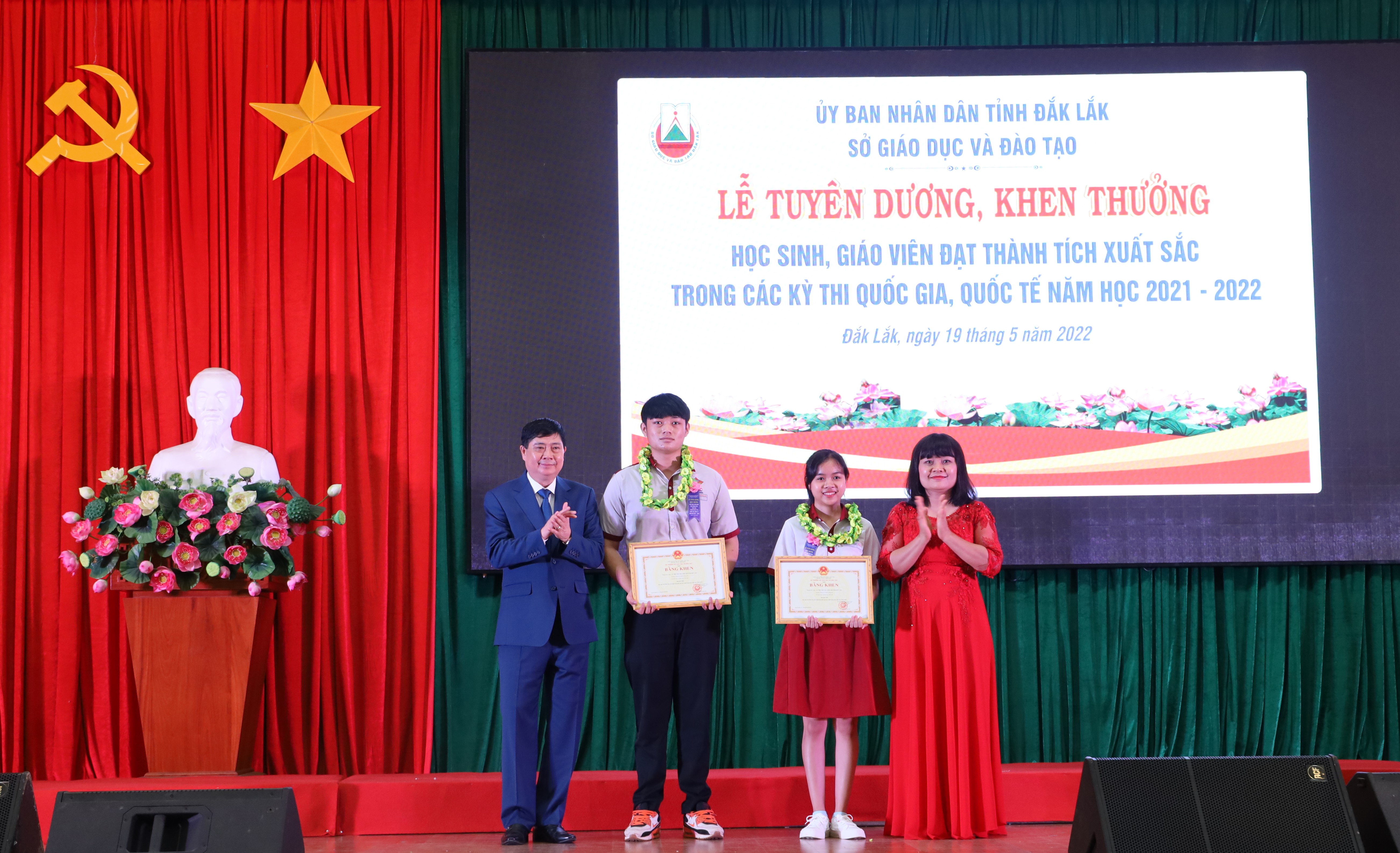 Tuyên dương giáo viên và học sinh đạt thành tích xuất sắc trong các kỳ thi quốc gia, quốc tế năm học 2021 - 2022