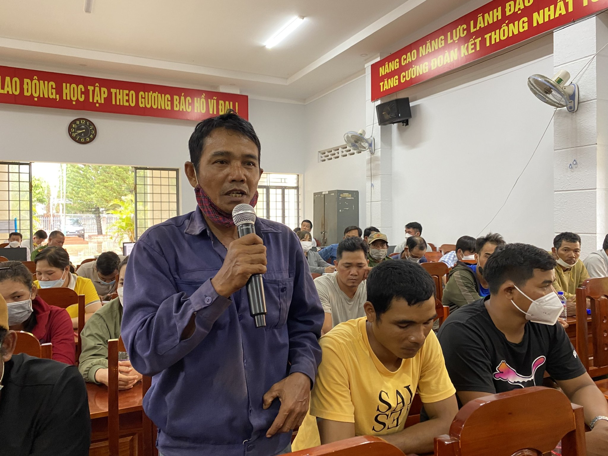 Lãnh đạo huyện Cư M’gar đối thoại với người dân