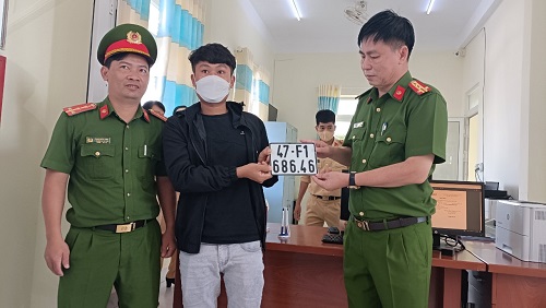 Triển khai cấp đăng ký và biển kiểm soát xe máy, xe ô tô cho người dân