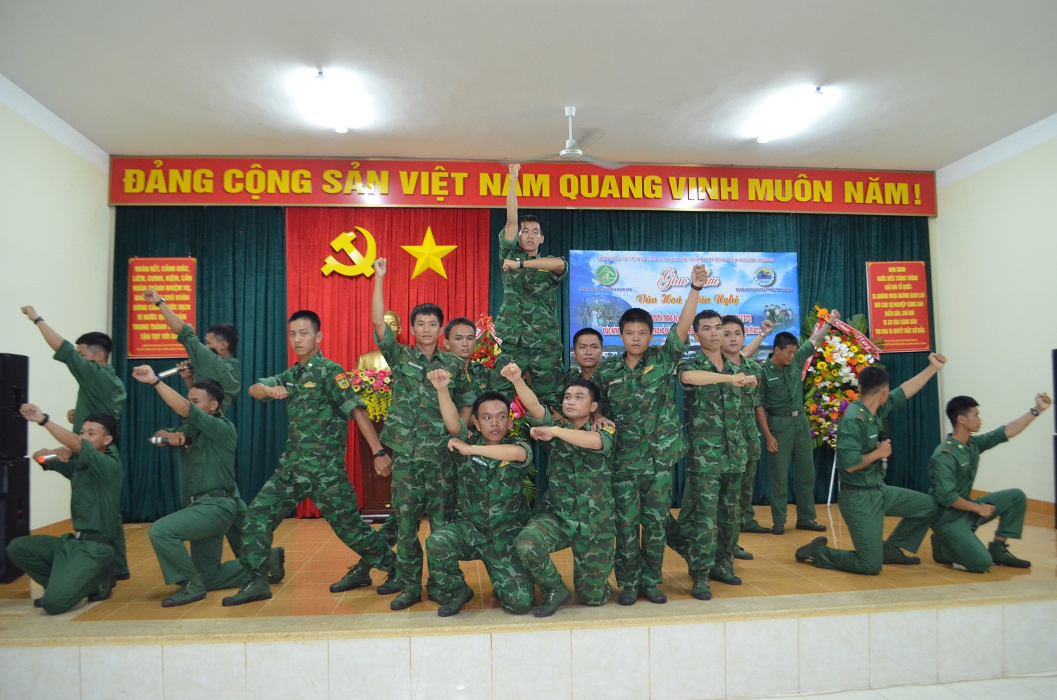 Giao lưu văn hóa, văn nghệ biểu diễn phục vụ cán bộ, chiến sĩ và nhân dân khu vực biên giới