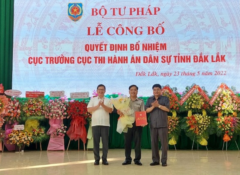 Trao Quyết định bổ nhiệm Cục trưởng Cục Thi hành án dân sự tỉnh Đắk Lắk