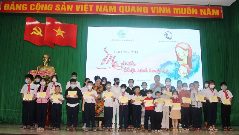 Hỗ trợ quà cho 29 trẻ em mồ côi có hoàn cảnh khó khăn tại chương trình “Mẹ đỡ đầu – Chắp cánh tương lai”