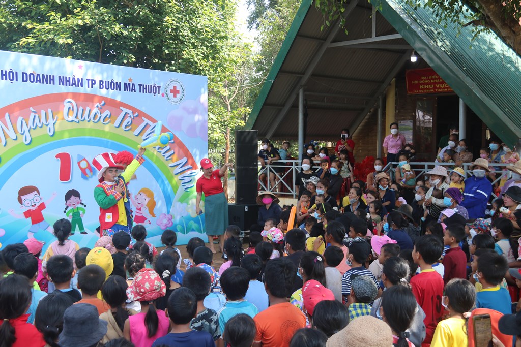 Hơn 820 suất quà tặng các cháu thiếu nhi buôn Kdun, xã Cư Êbur