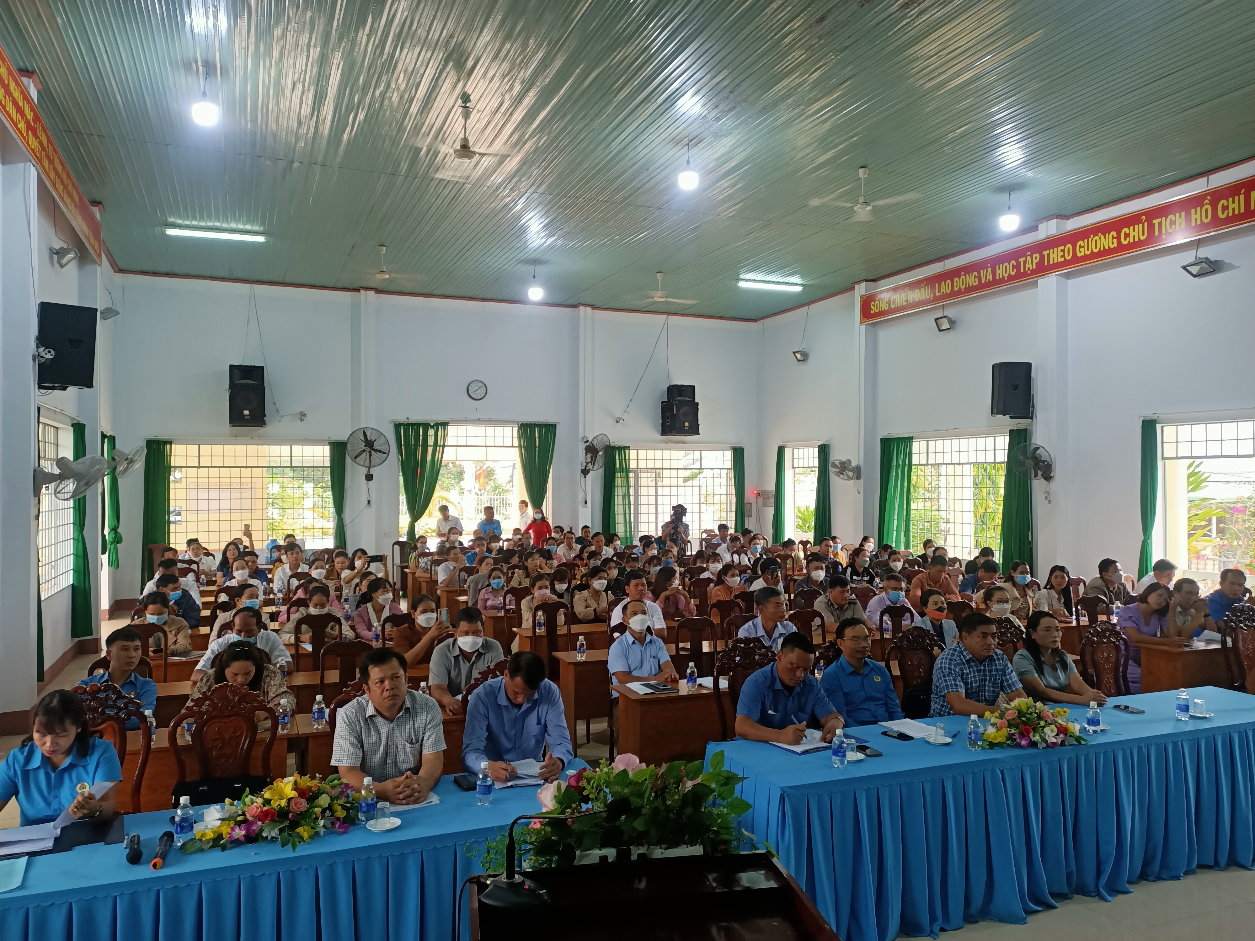 Lãnh đạo huyện Lắk gặp gỡ, đối thoại với cán bộ công đoàn cơ sở và người lao động