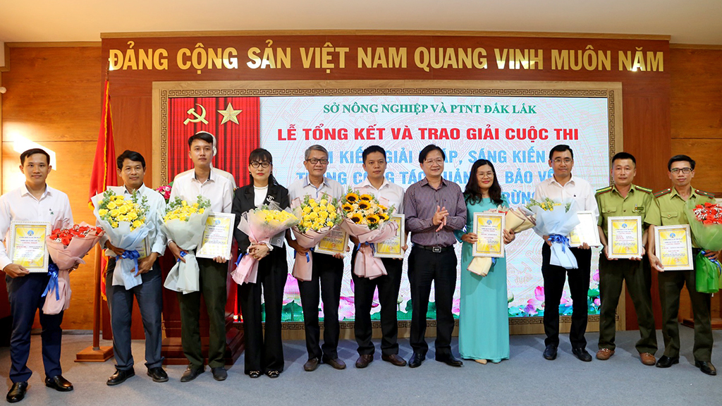 Trao giải Cuộc thi “ Tìm kiếm giải pháp, sáng kiến trong công tác quản lý, bảo vệ, sử dụng và phát triển rừng”