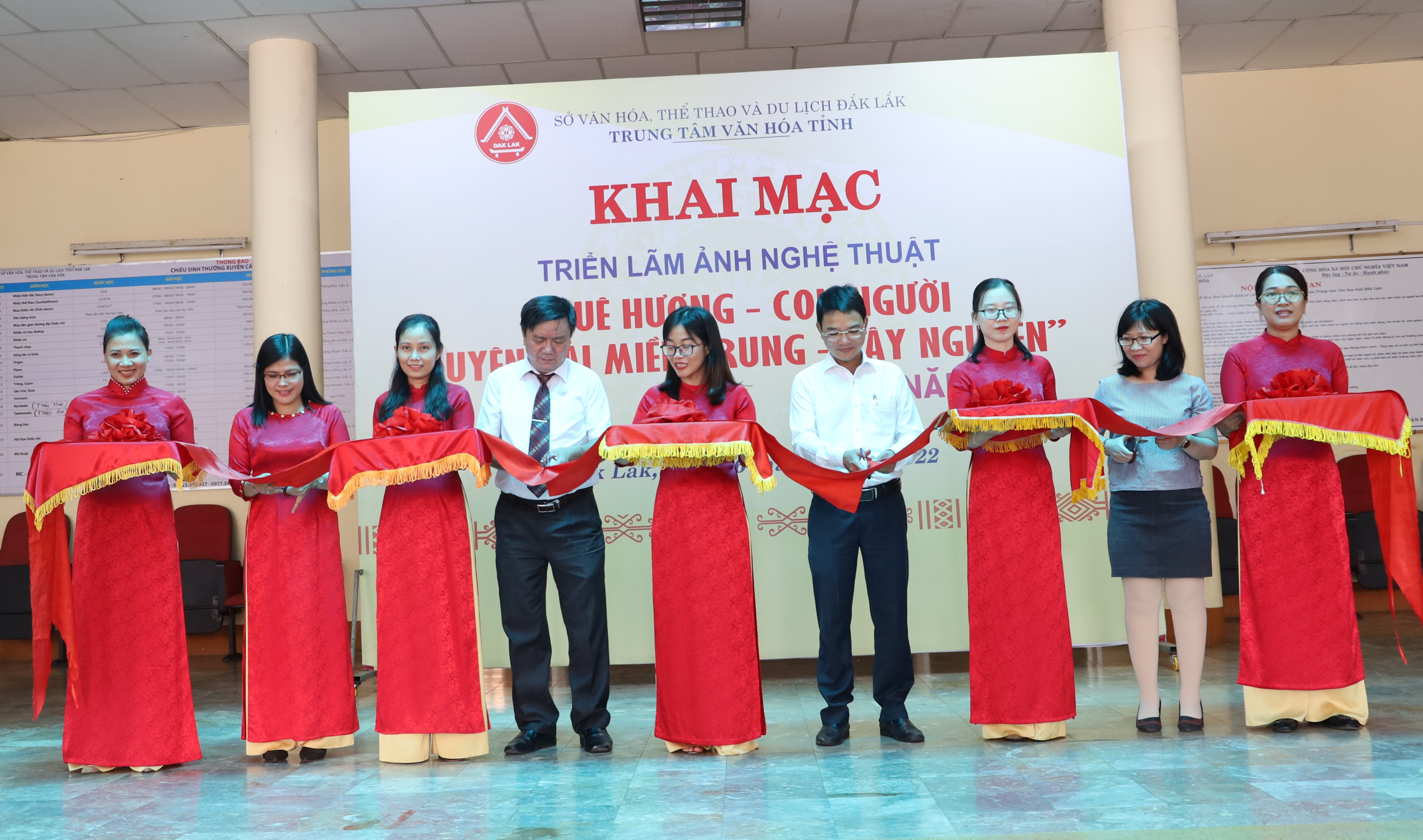 Khai mạc Triển lãm Ảnh nghệ thuật “Quê hương - Con người Duyên hải miền Trung - Tây Nguyên” năm 2022