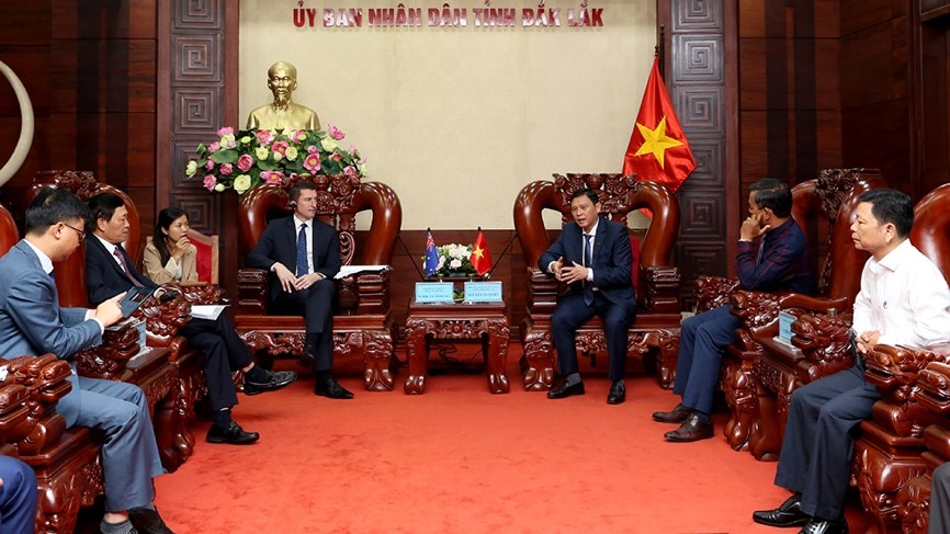 The delegation of the Australian Embassy meets with the leaders of Dak Lak Province