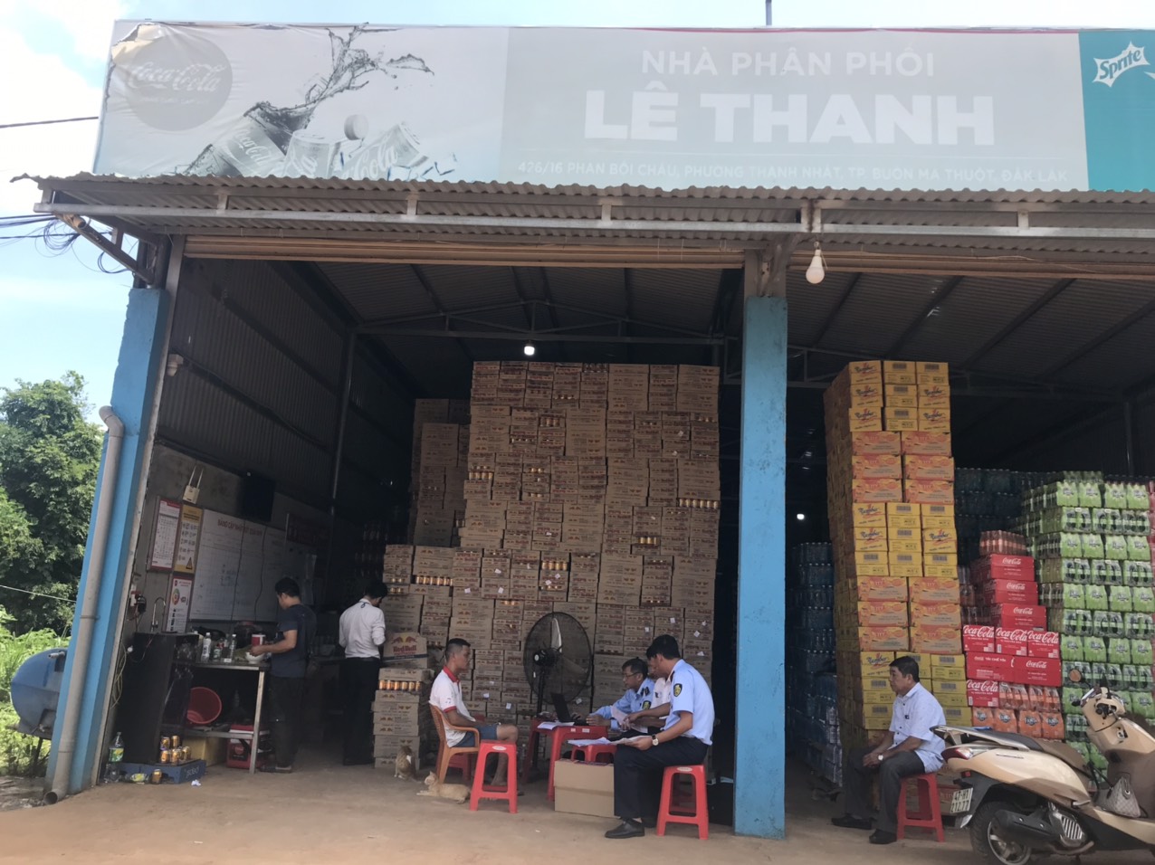 Thu giữ gần 1.000 thùng phở bò có dấu hiệu gian lận thương mại