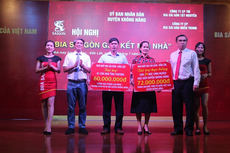Hội nghị “Bia Sài Gòn gắn kết mọi nhà”: Trao 147 triệu đồng cho học sinh nghèo, khó khăn của huyện  Krông Năng