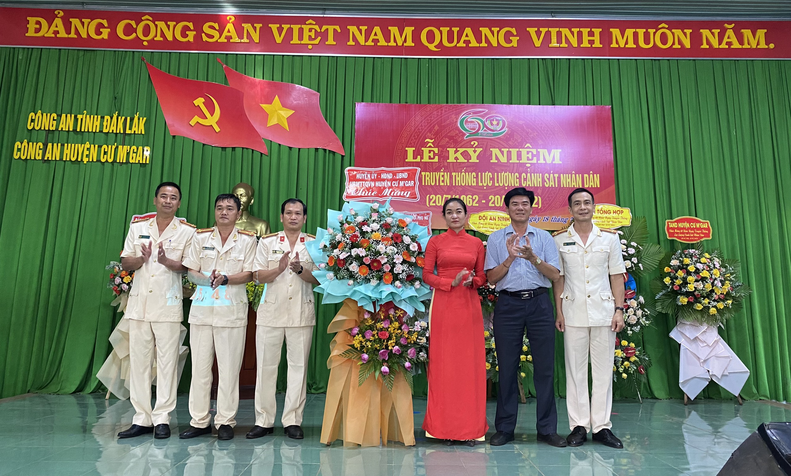 Công an huyện Cư M’gar kỷ niệm 60 năm Ngày truyền thống lực lượng Cảnh sát Nhân dân
