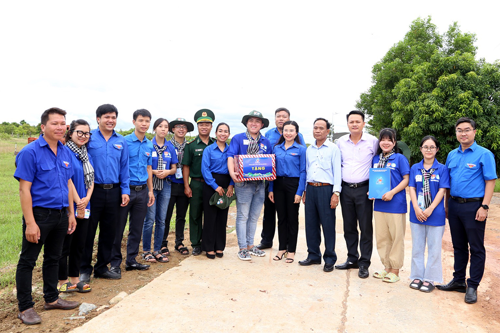 Đoàn công tác của Trung ương Đoàn thăm đội hình thanh niên tình nguyện hè tại huyện Ea Súp
