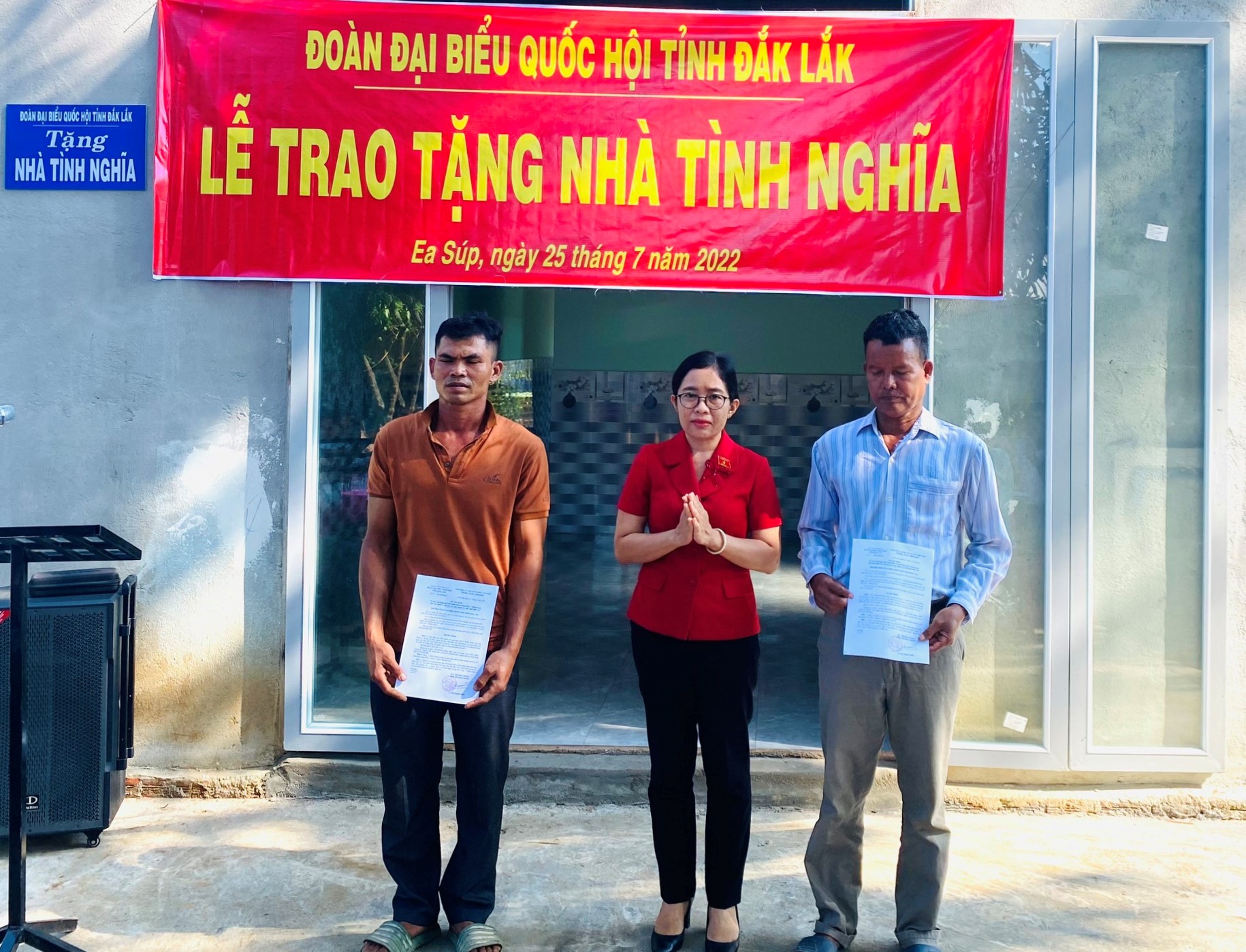 Trao tặng nhà tình nghĩa cho các hộ dân tộc thiểu số có hoàn cảnh khó khăn
