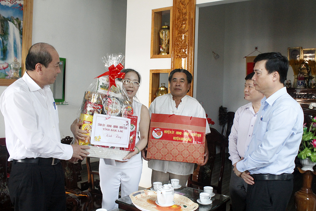 Chủ tịch UBND tỉnh Phạm Ngọc Nghị thăm gia đình người có công tại huyện Krông Pắc