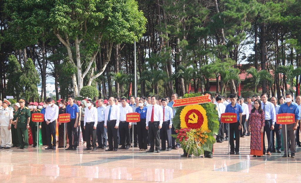 Lễ viếng nghĩa trang Liệt sỹ tỉnh nhân dịp kỷ niệm 75 năm Ngày Thương binh liệt sỹ