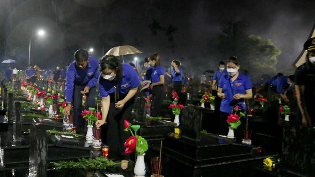 Lễ thắp nến tri ân các anh hùng liệt sỹ tại Nghĩa trang liệt sỹ tỉnh