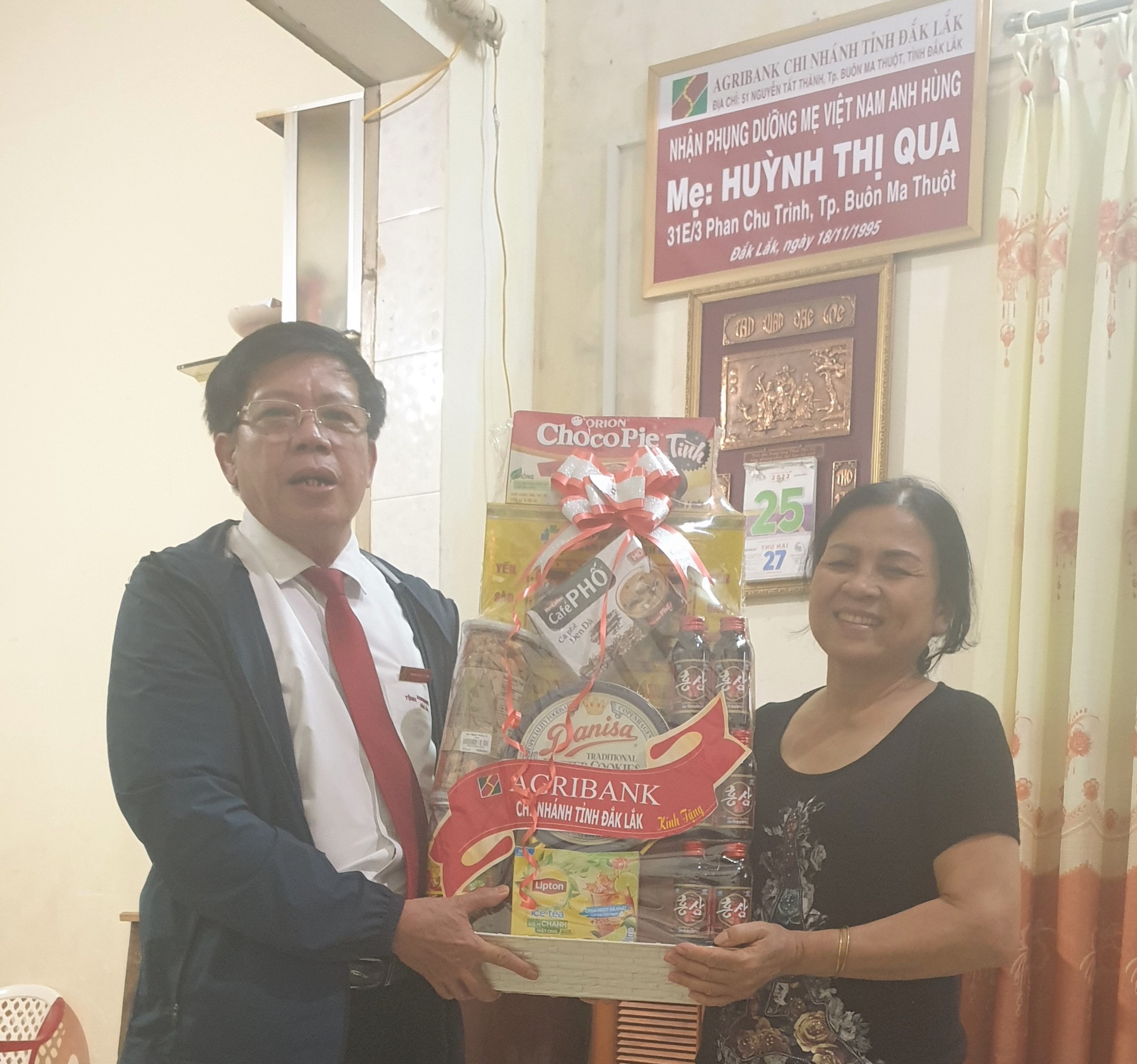 Agribank tỉnh Đắk Lắk thăm và tặng quà Mẹ Việt Nam anh hùng