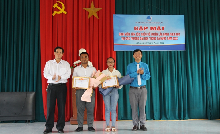 Huyện Lắk tổ chức gặp mặt sinh viên dân tộc thiểu số