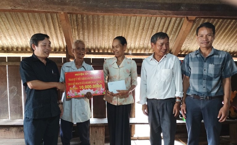 Huyện ủy Lắk trao kinh phí hỗ trợ đảng viên, hội viên khó khăn