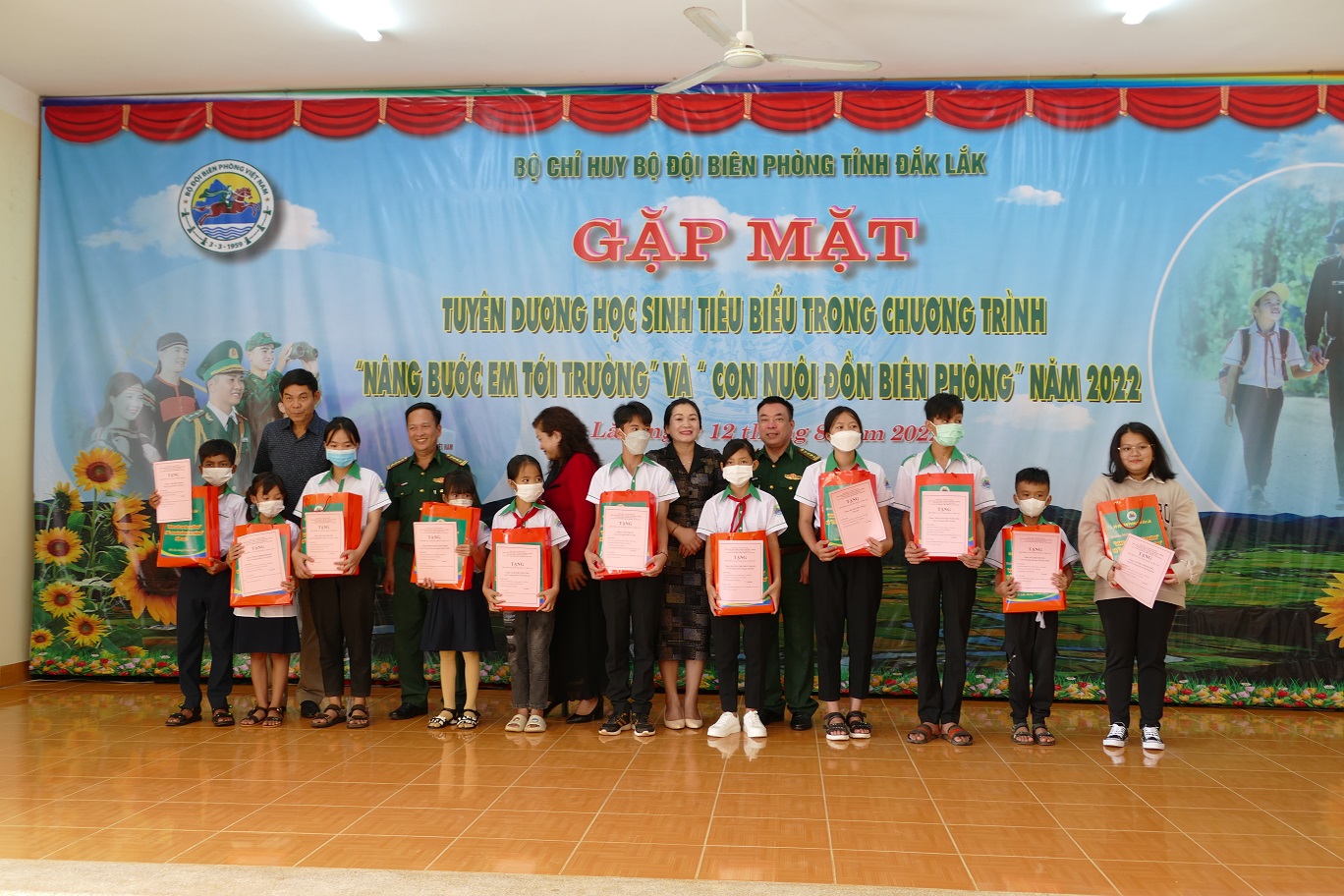 Tuyên dương học sinh tiêu biểu trong Chương trình “Nâng bước em đến trường” và “Con nuôi đồn Biên phòng” năm 2022